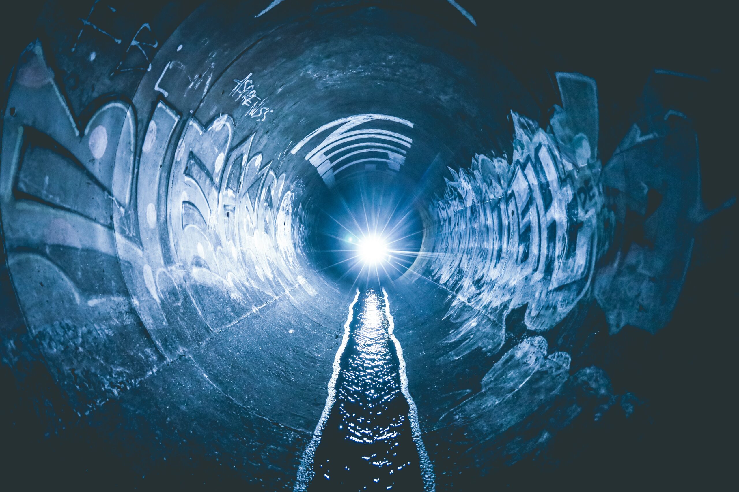 Bei Untertagarbeiten in Kanälen, Schächten, Stollen und Tunnels kann Personal gefährdet sein durch: Schwefelwasserstoff, Sauerstoffmangel, Kohlenmonoxid und Brennbare Gase.
